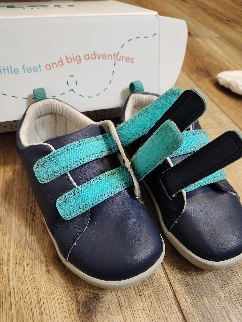 Ten Little Sneakers With Box & Stickers - Picture 4 of 13